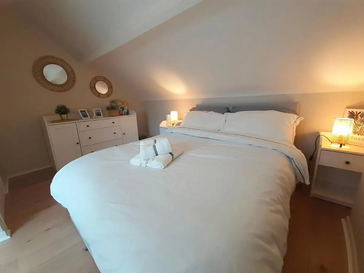 J&S Downtown Sky Attic House Apartment Belfast