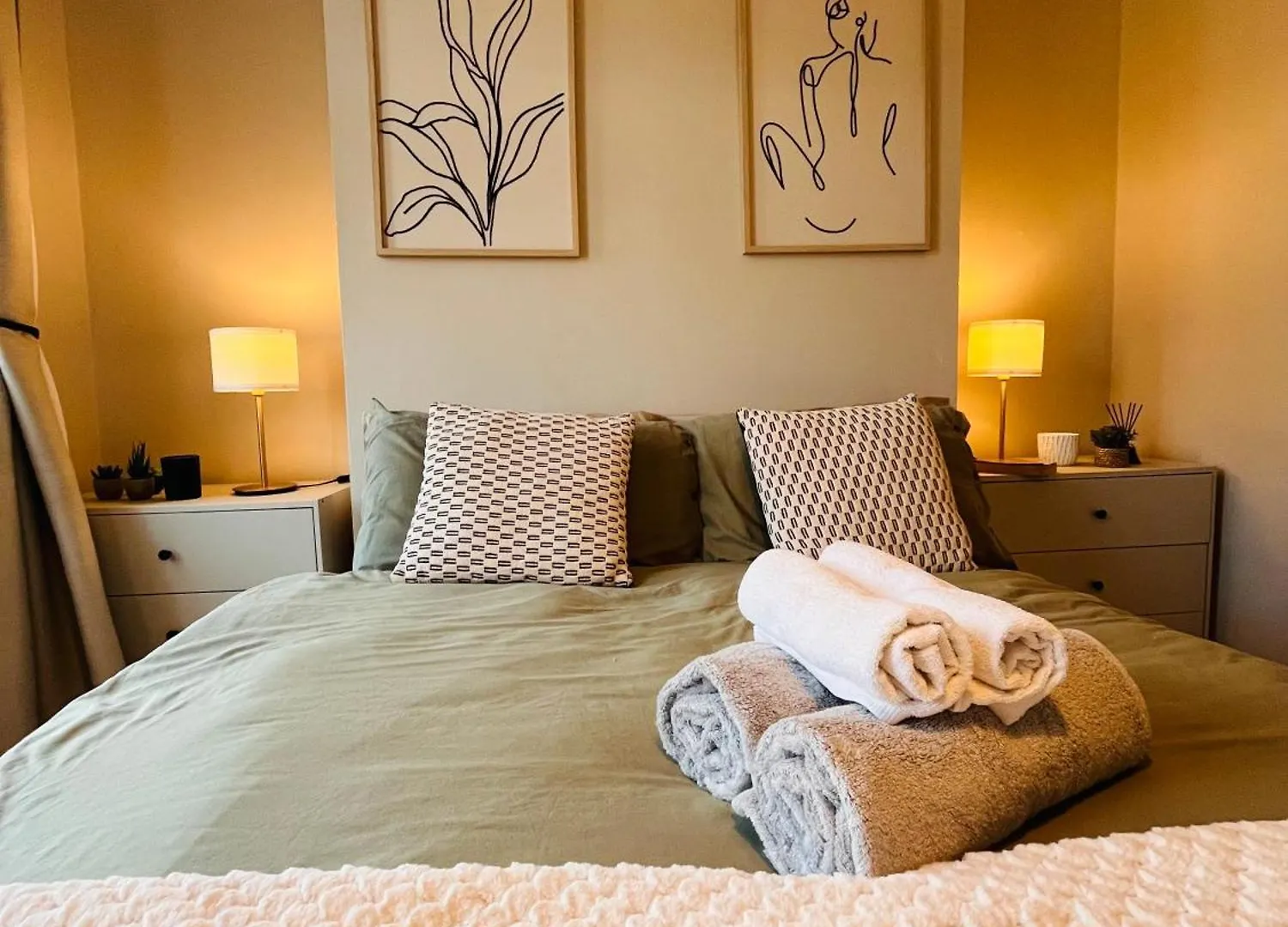 J&S Downtown Sky Attic House Apartment Belfast Homestay
